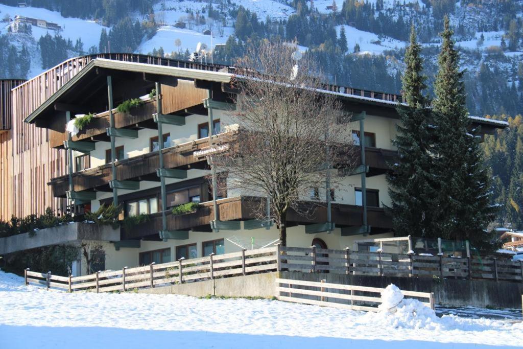 Ferienwohnungen Egger - Direkt An Der Spieljochbahn Fuegen Exterior photo