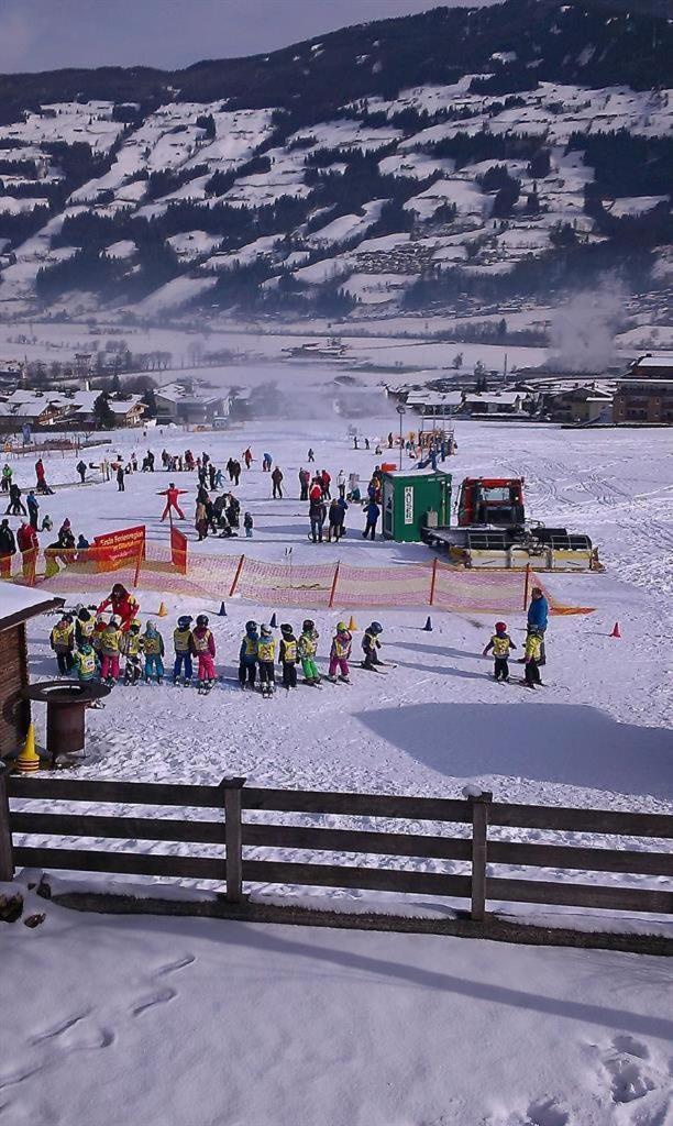 Ferienwohnungen Egger - Direkt An Der Spieljochbahn Fuegen Exterior photo